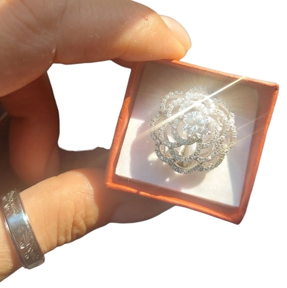 Stunning 925 Silver Faceted Crystal Camellia Flower Ring - Picture 5 of 7